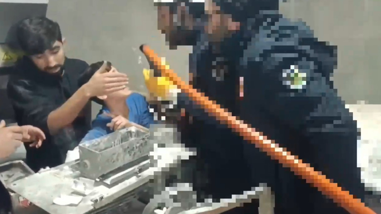 Kolu hamur makinesine sıkıştı