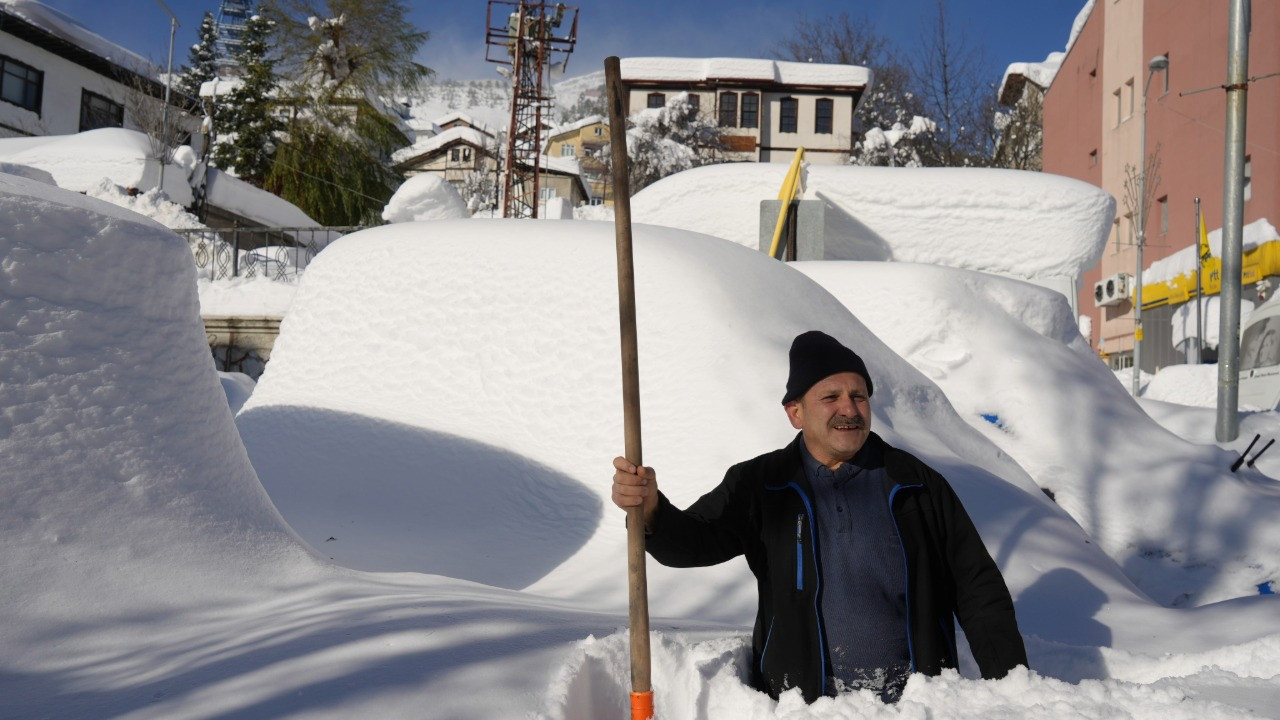 Sokaklar kara gömüldü: Küreğini alan arabasını bulmaya koştu