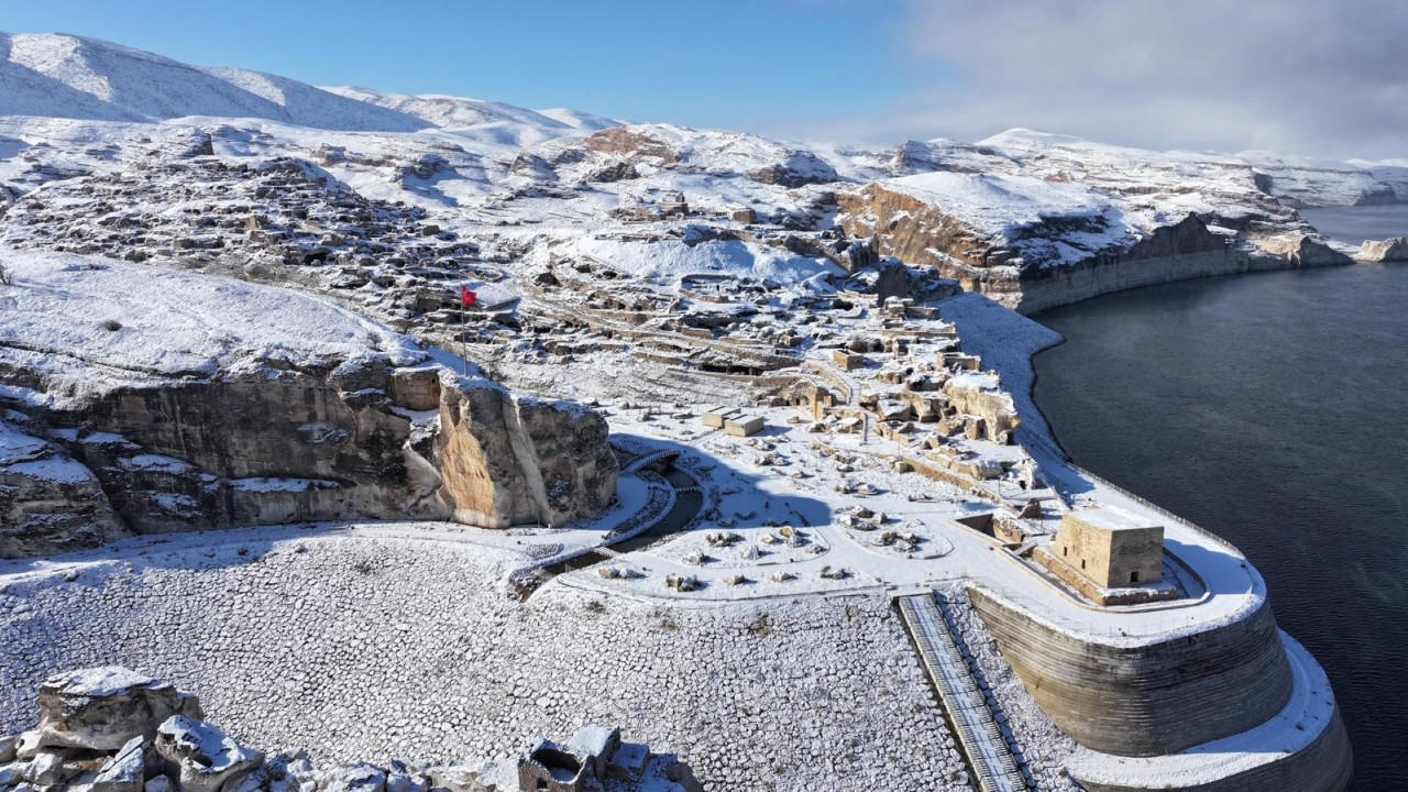 Binlerce yıllık tarih beyaza büründü
