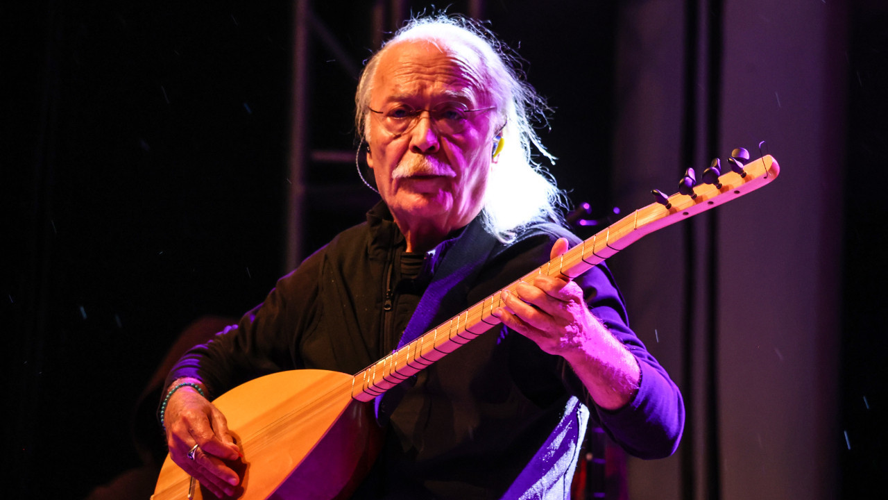 Cahit Berkay kaza geçirdi! Aracı restorana girdi