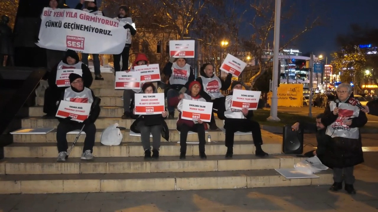 Emeklilerden oturma eylemi: Yeni yıla girmiyoruz, çünkü geçinemiyoruz