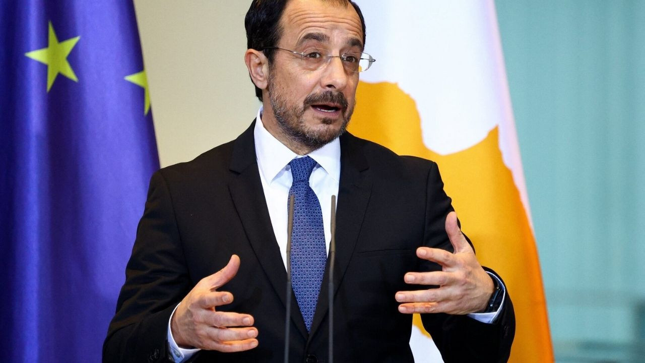 Güney Kıbrıs liderinden skandal hareket: Provokatif marşı okudu