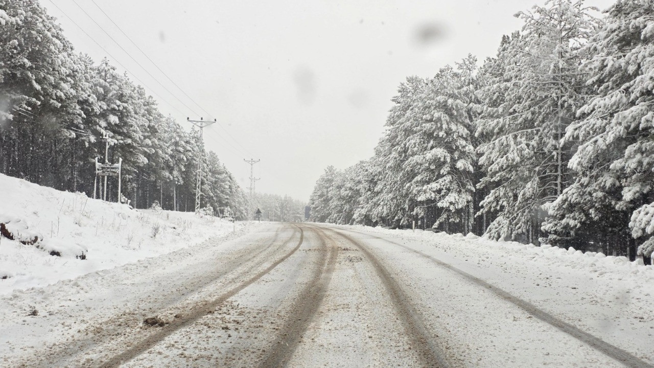 İşçi servisi devrildi, yardıma giden ambulans kara saplandı