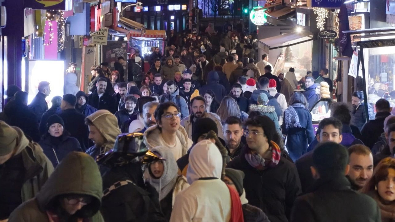 Kadıköy ve Ortaköy'de yılbaşı kutlamaları öncesi yoğunluk