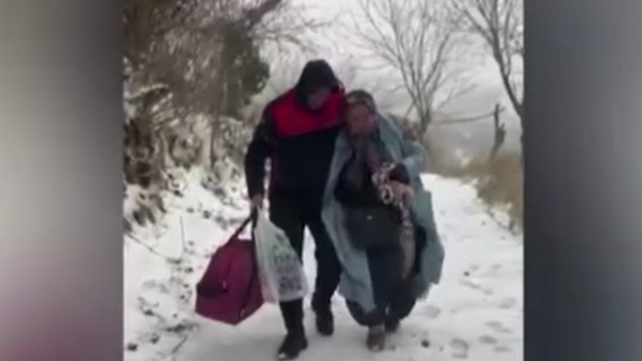 Kar nedeniyle mahsur kalan yaşlı kadın kurtarıldı