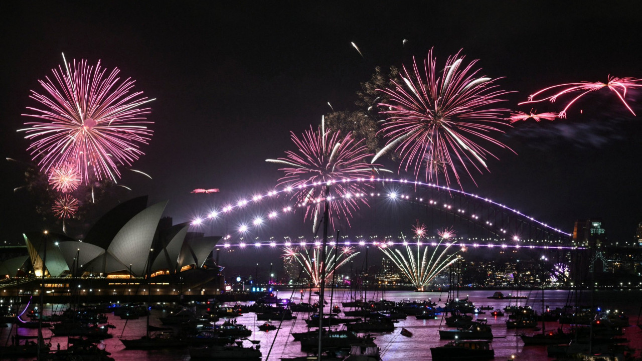 Sydney 2026’ya girdi... Havai fişekler limanı aydınlattı