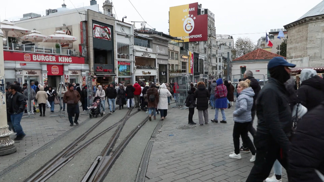 Taksim'de yılbaşı hazırlıkları: Tedbir amaçlı kapa…