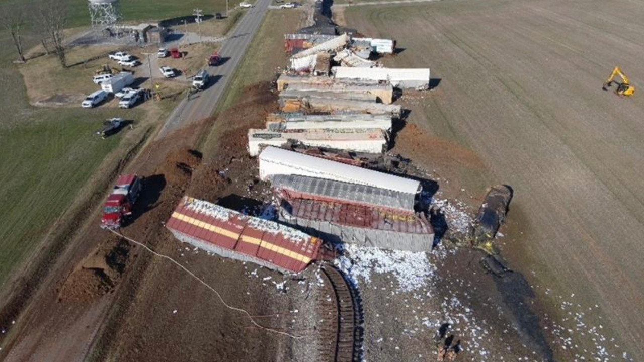 Tren devrildi, kimyasal madde köye döküldü