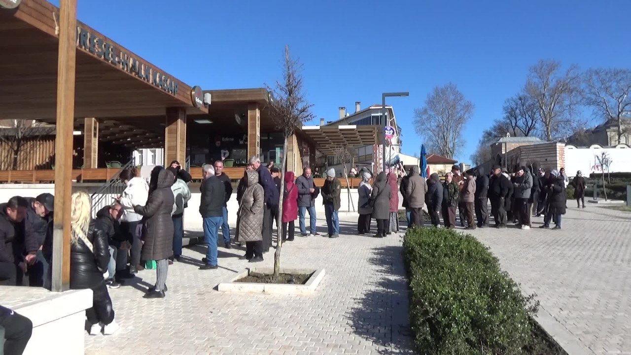 Yıl son gününde ucuz et kuyruğu