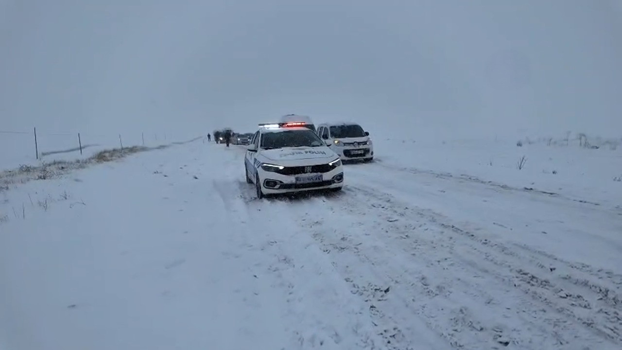 Yoğun kar Diyarbakır’da ulaşımı felç etti