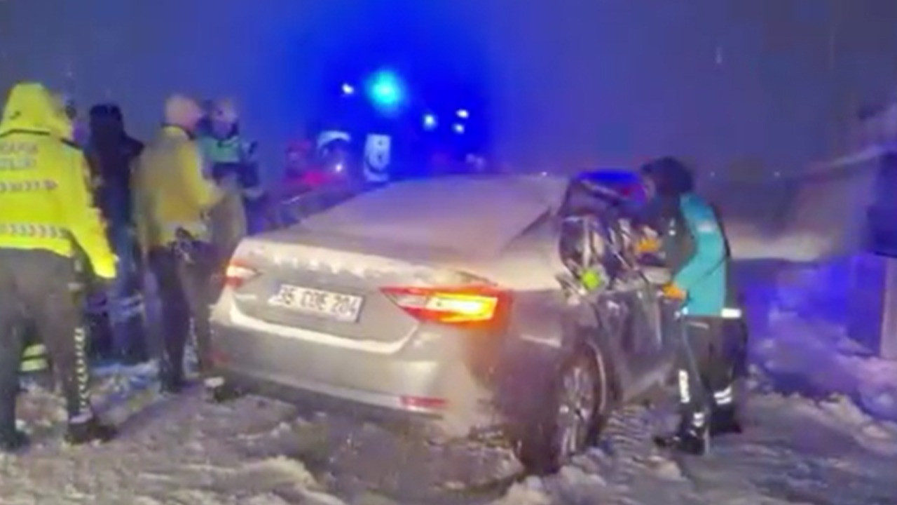 Yol çalışması yapan araç ile otomobil çarpıştı: 1 ölü, 4 yaralı