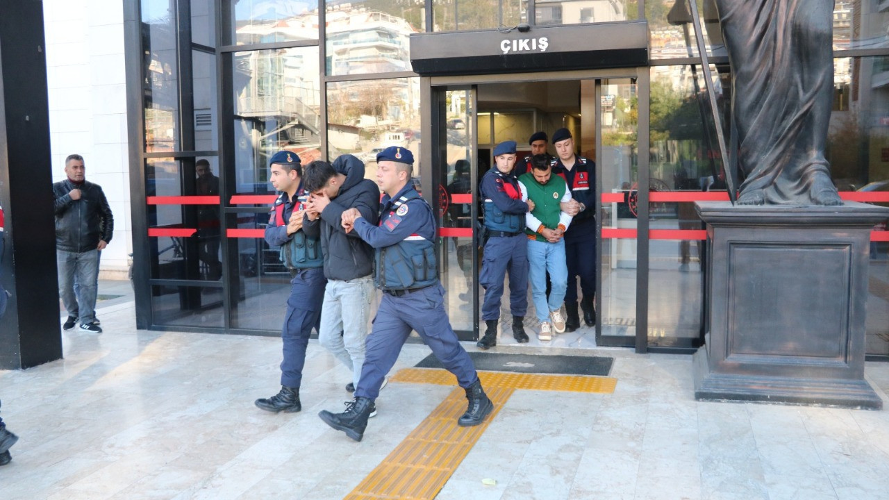 Alanya’da polisin üzerine motosiklet süren 2 kişi tutuklandı