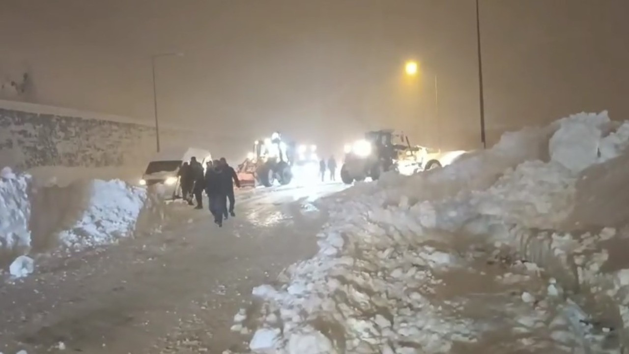 Bitlis’te seyir halindeki yakıt tankeri üzerine çığ düştü