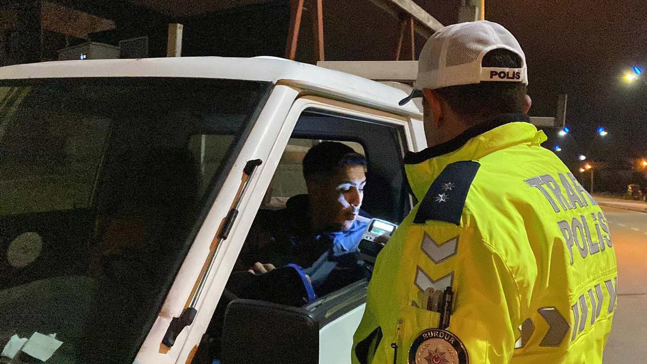 Burdur'da kaldırıma park eden sürücü polise yakalandı