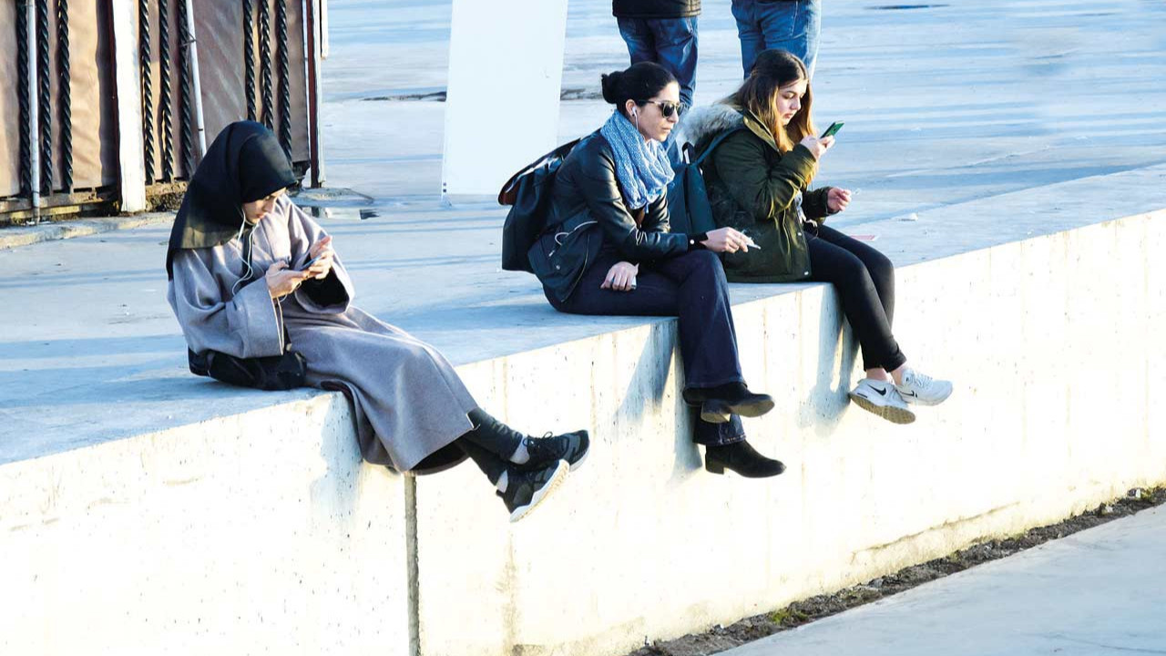 Evde oturmak için mi okudum?