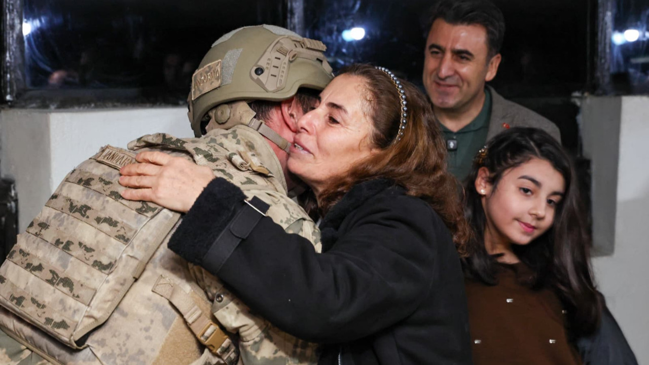 Güvenlik kulesinde yılbaşı sürprizi: Asker ailesiyle buluştu