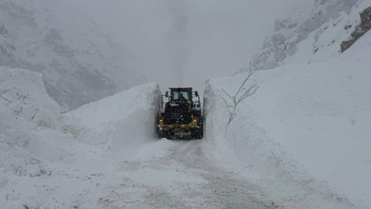 Hakkari-Şırnak kara yoluna çığ düştü: Ulaşım tamamen kapandı