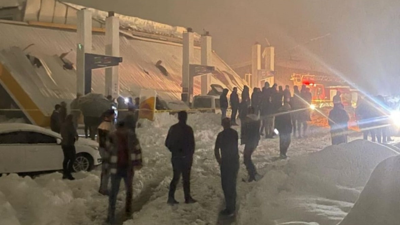 Hakkari'de petrol istasyonunun çatısı çöktü: Yaralılar var