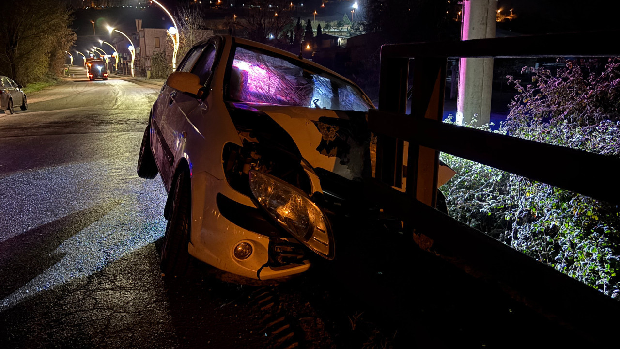 Hurdaya dönen otomobilin sürücüsü kaçtı