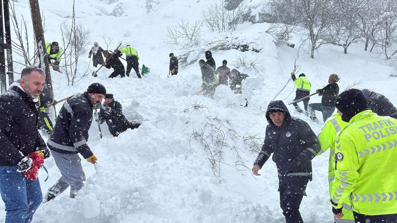 İki mahalleye peş peşe çığ düştü: Kaybolan kadın kurtarıldı