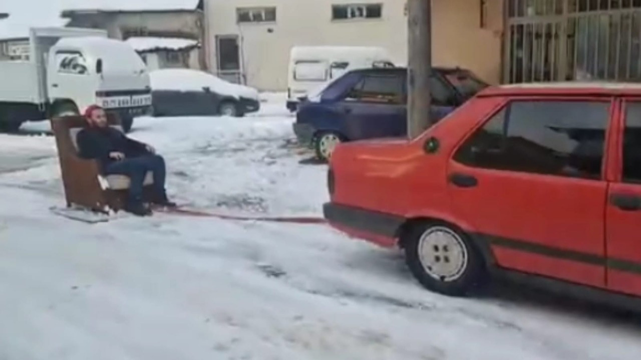 İlginç görüntü: Koltuğu otomobile bağladı, kayak yaptı