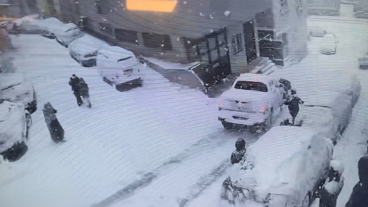 Kağıthane'de yokuştan kayan araç, kartopu oynayan çocuklara çarptı