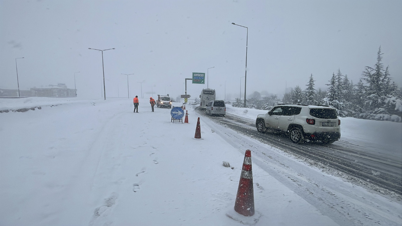 Kar Anadolu Otoyolu’nu kilitledi: TIR'lar durduruldu