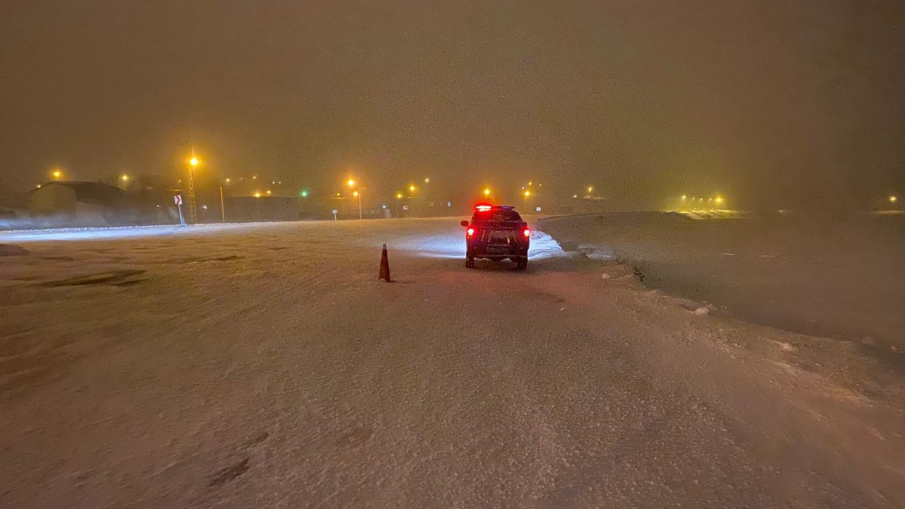 Kar ve tipi bastırdı, kara yolu trafiğe kapatıldı