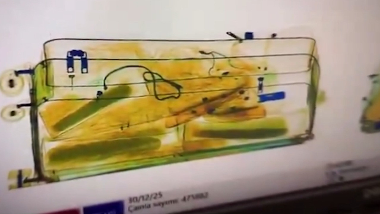 Kilolarca esrarla havalimanından çıkmaya çalıştı