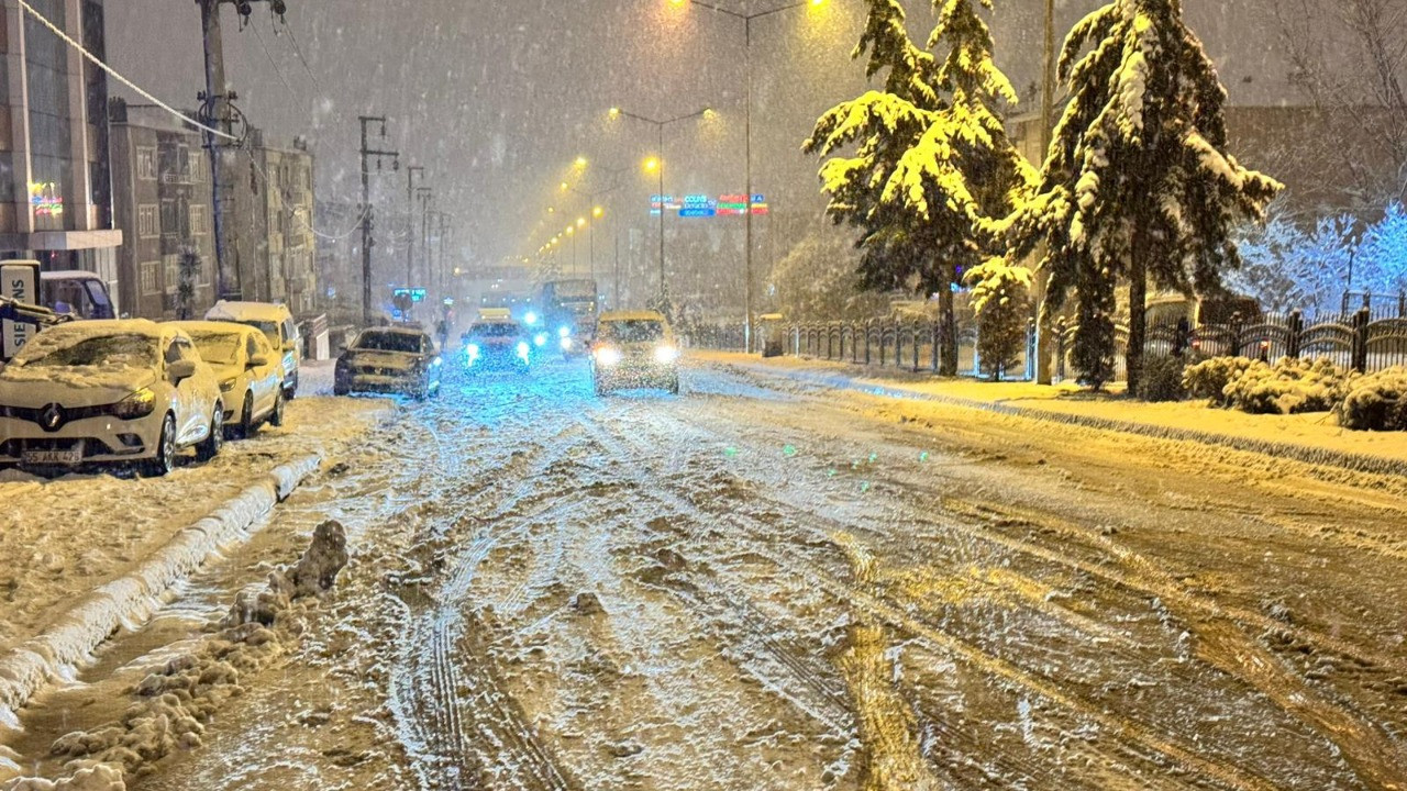 Samsun-Sinop yolu kar nedeniyle trafiğe kapatıldı