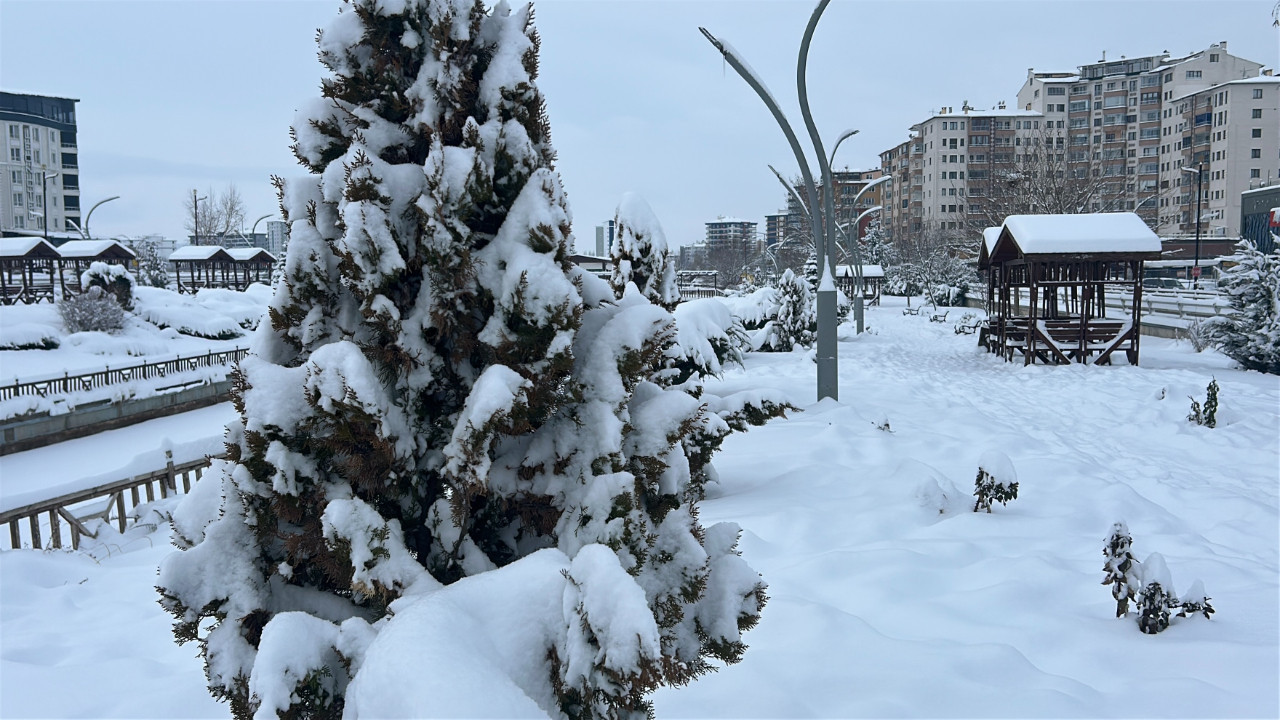 Sivas’ta 947 yerleşim yeri ulaşıma kapandı, okullar yarın da tatil edildi