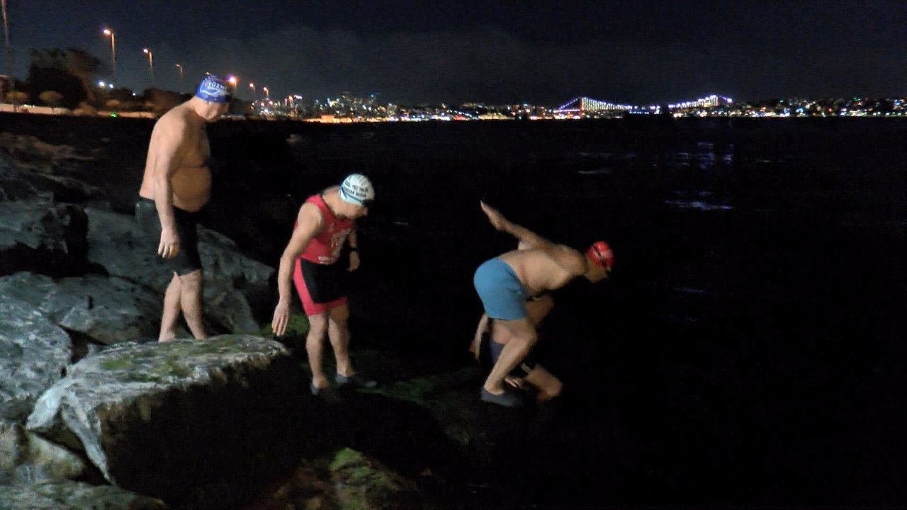 Yeni yıla buz gibi suda girdiler