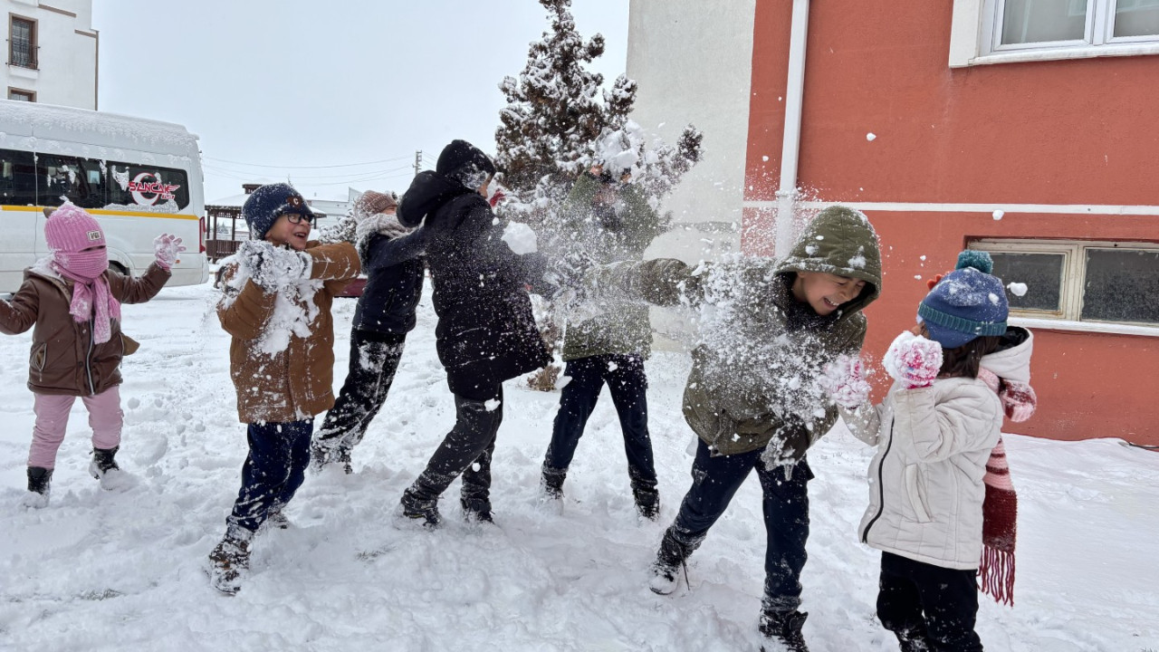 Yeni yılın ilk günü öğrencilere müjde: Birçok ilde okullar tatil edildi