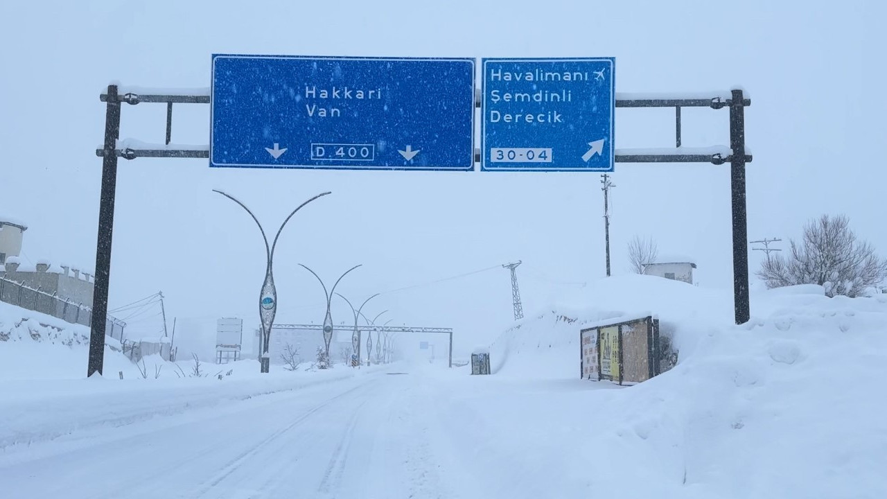 Yüksekova'da kar kalınlığı yarım metreye ulaştı