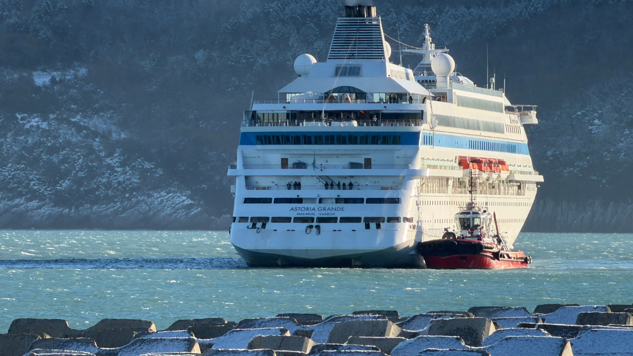 5 kez denedi yine de yanaşamadı: Kruvaziyer İstanbul'a gitti