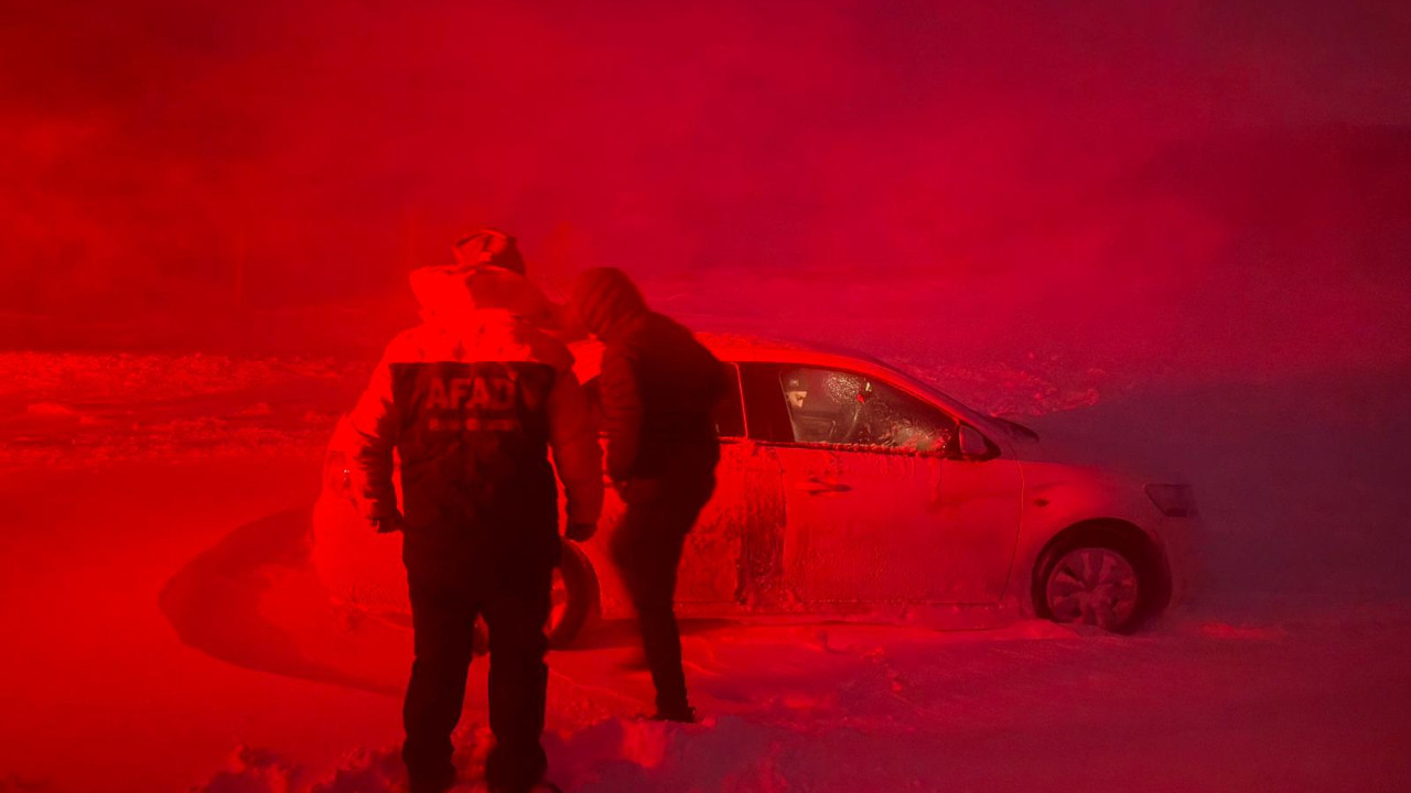 Ağrı’da yoğun kar ve tipide mahsur kalan 6 kişi ekiplerce kurtarıldı