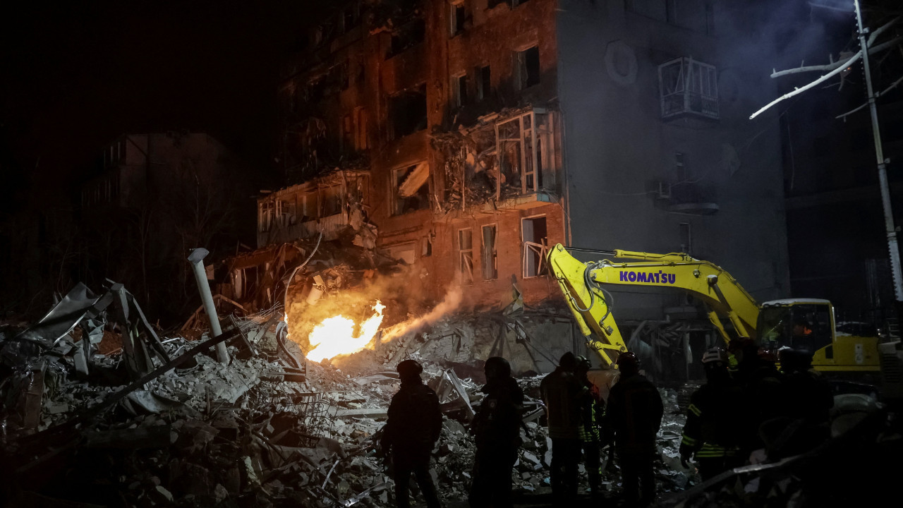 Sivillerin yaşadığı bina vuruldu: 25 yaralı