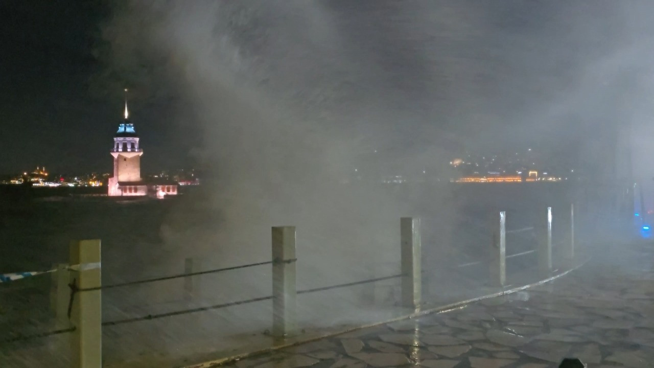 Üsküdar sahilinde dev dalgalar oluştu