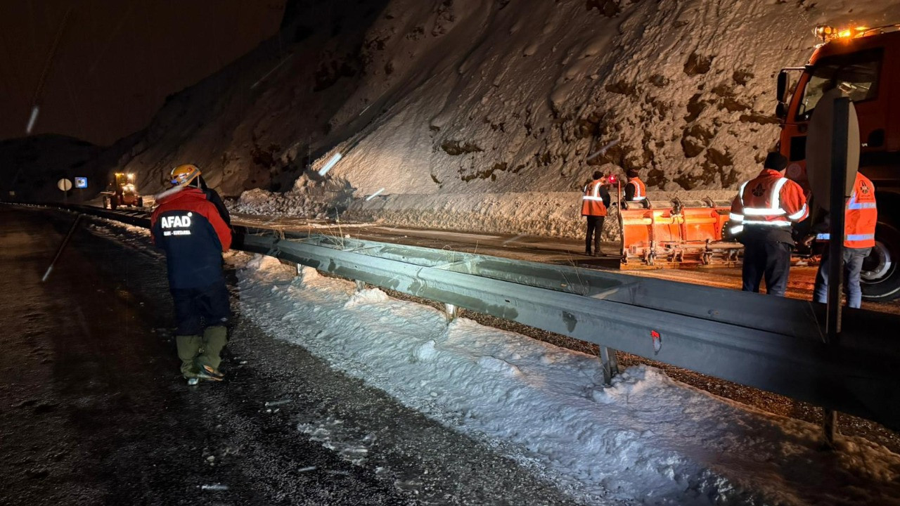 Van-Bitlis karayoluna çığ düştü