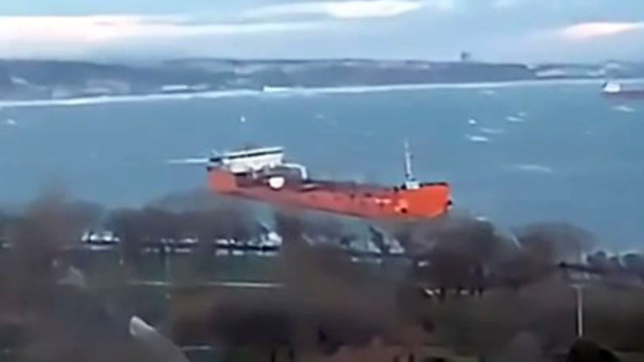 Avcılar'da tanker lodosun etkisiyle sahile sürüklendi