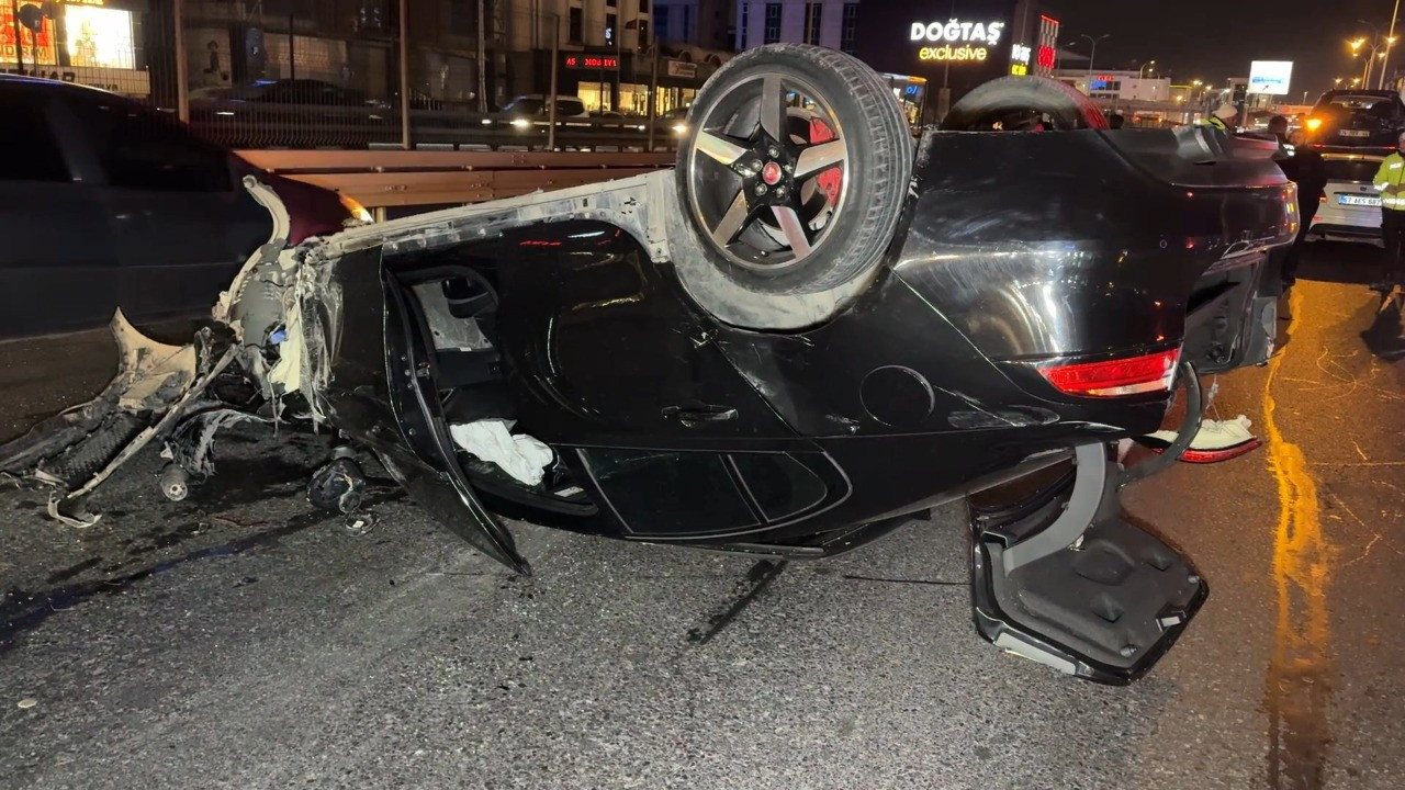 Aydınlatma direği ile 3 araca çarpan otomobil takla attı, sürücü kaçtı