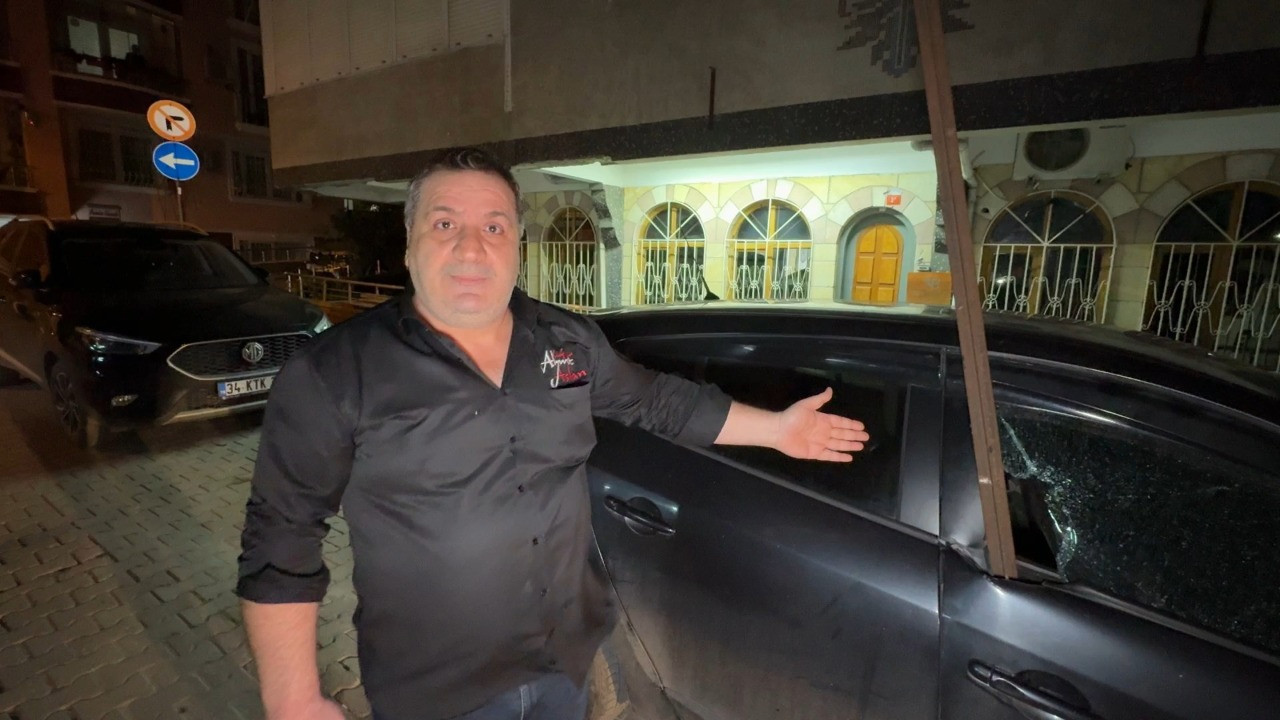 Binanın çatısından düşen demir, park halindeki otomobile saplandı