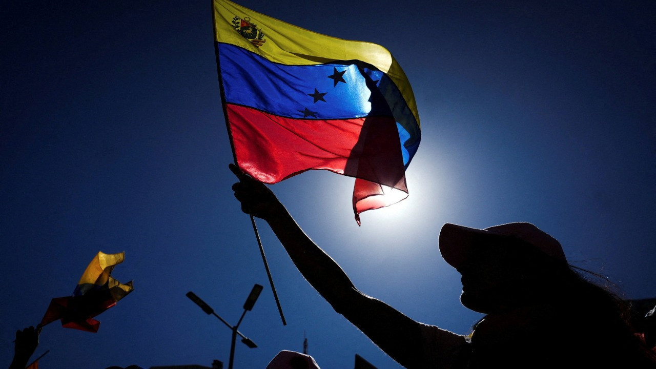 Burhanettin Duran'dan Özgür Özel'e Venezuela yanıtı