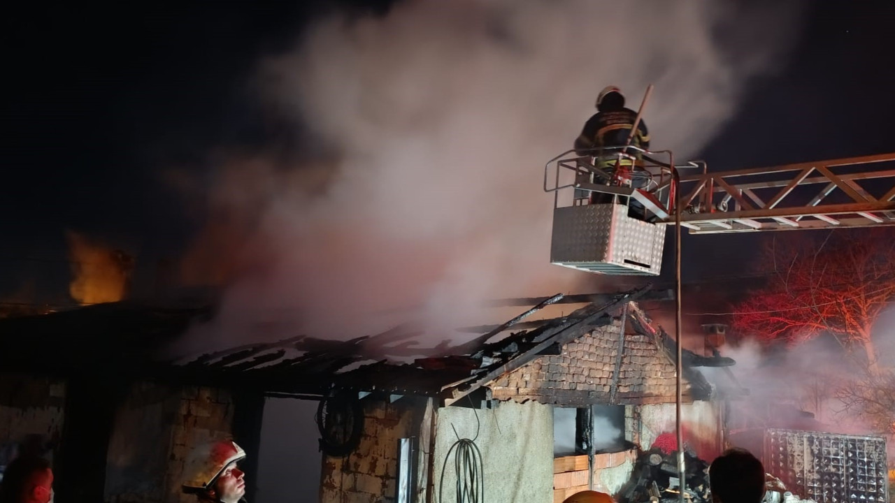 Garajı alevler sardı: Otomobil ve motosiklet küle döndü