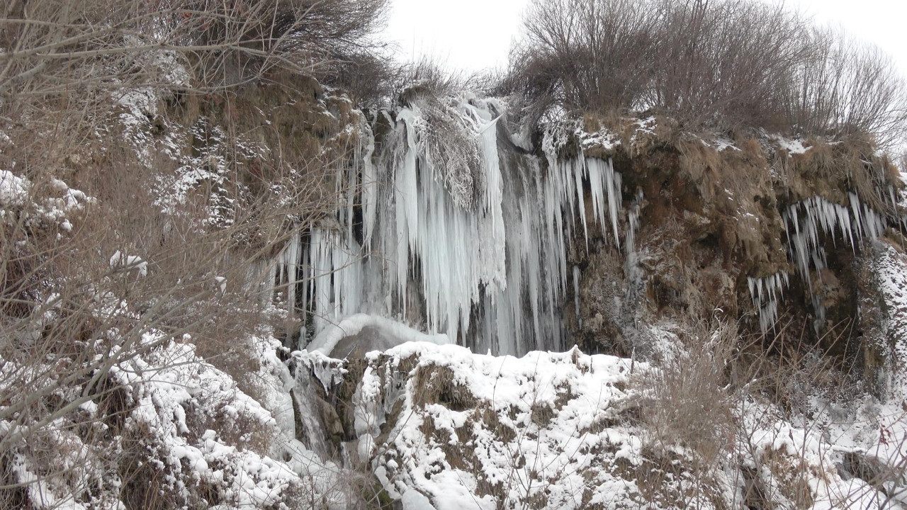 Girlevik Şelalesi dondu, 3 metrelik sarkıtlar oluştu
