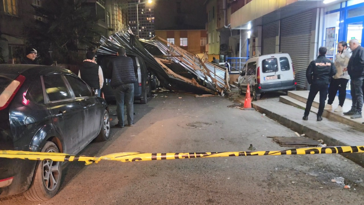 Küçükçekmece'de çatı uçtu, 2 kişi son anda kurtuldu