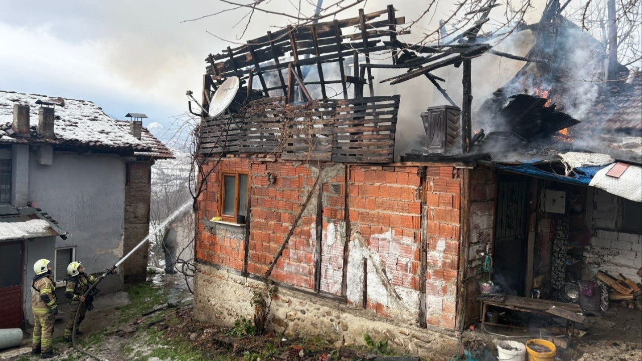 Tek katlı ev küle döndü