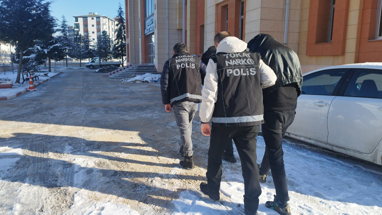 Uyuşturucuyu yastığa gizlediler, operasyonla yakalandılar
