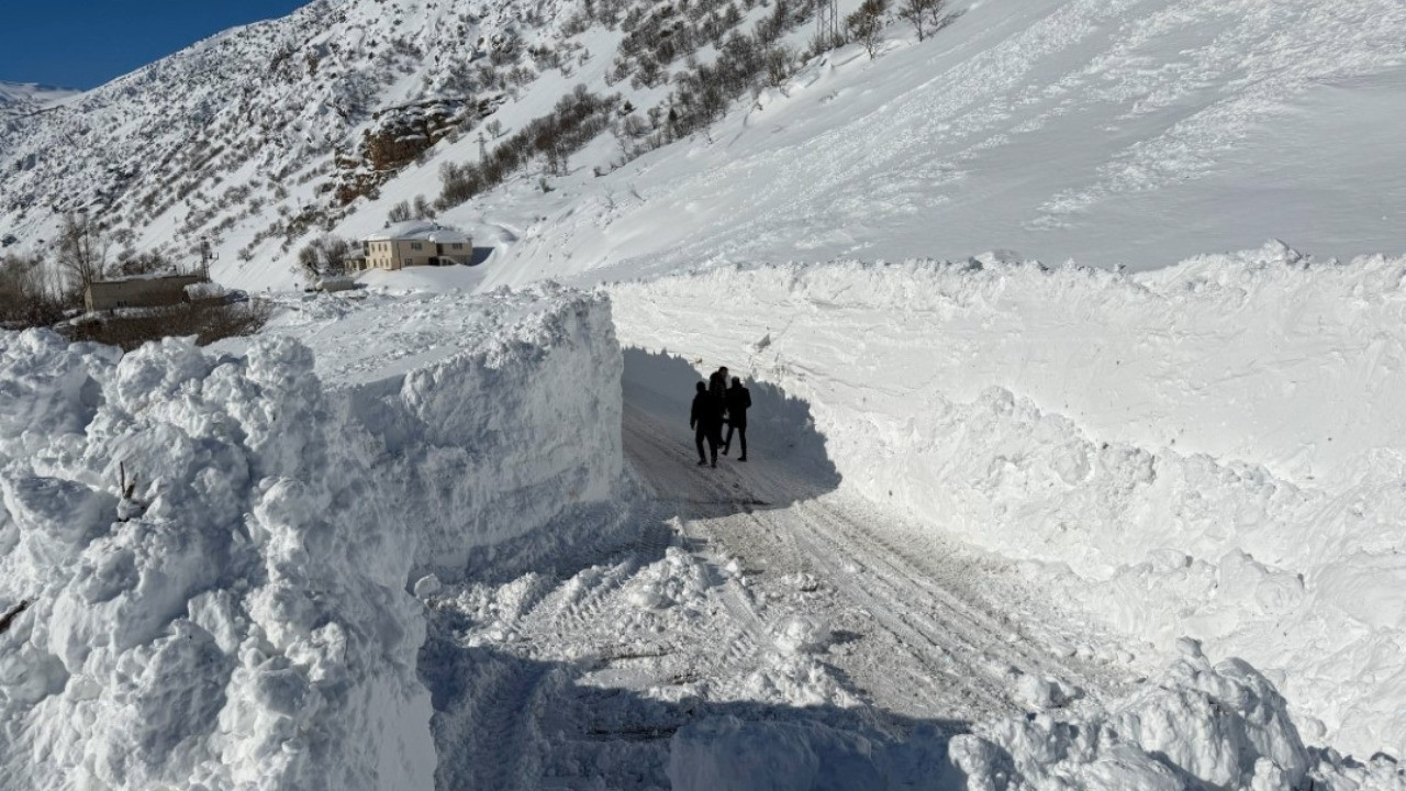 Van-Çatak karayolu 4 gündür ulaşıma kapalı
