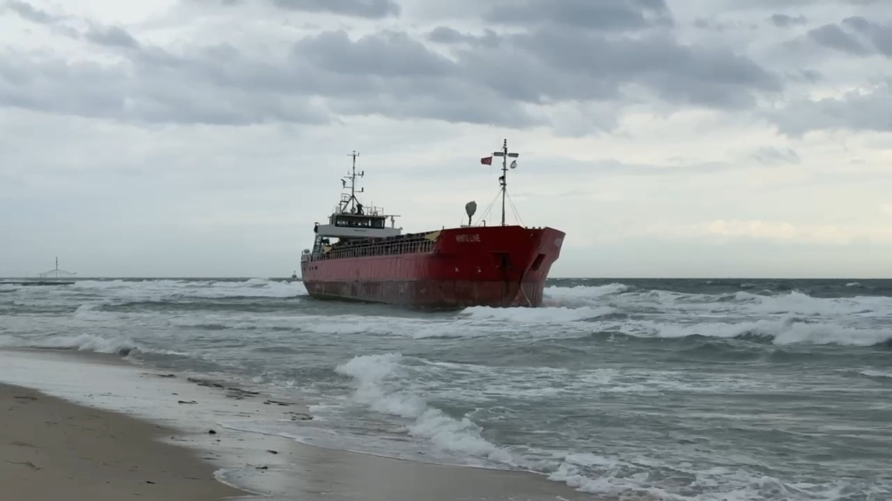 Yük gemisi karaya oturdu